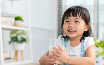 Cảnh báo từ chuyên gia: Lạm dụng sữa hạt thay thế sữa bò có thể gây thiếu hụt dưỡng chất ở trẻ