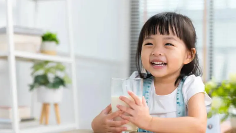 Cảnh báo từ chuyên gia: Lạm dụng sữa hạt thay thế sữa bò có thể gây thiếu hụt dưỡng chất ở trẻ