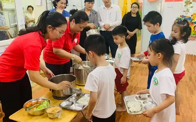 Sai lầm khi chỉ quan tâm đến cân nặng: Trẻ bình thường vẫn có nguy cơ thiếu vi chất