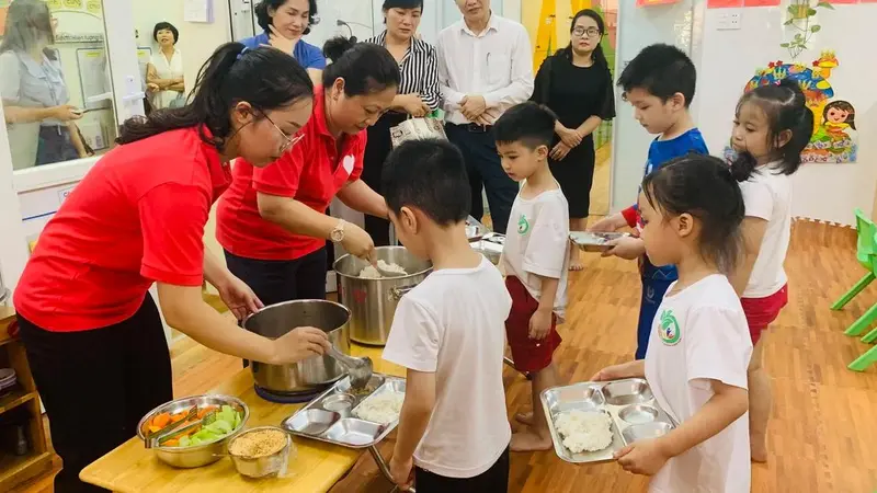 Sai lầm khi chỉ quan tâm đến cân nặng: Trẻ bình thường vẫn có nguy cơ thiếu vi chất