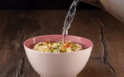 Cảnh báo bùng phát dịch Salmonella Stanley liên quan đến sản phẩm mì ăn liền tại châu Âu