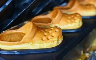 Cơn sốt ẩm thực: Bánh hình dép Crocs độc lạ chinh phục giới trẻ Hà thành